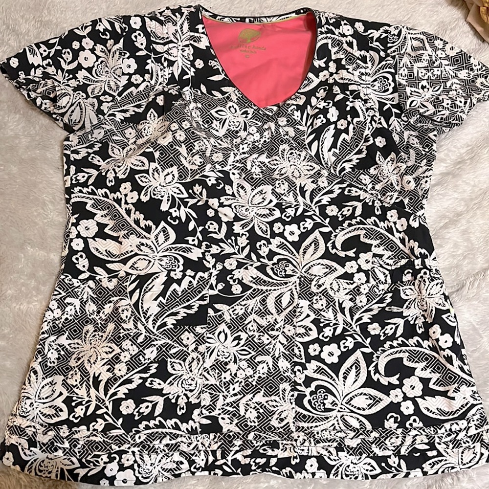 Healing Hands Scrub top: Size Medium extra pockets, lightweight, flattering